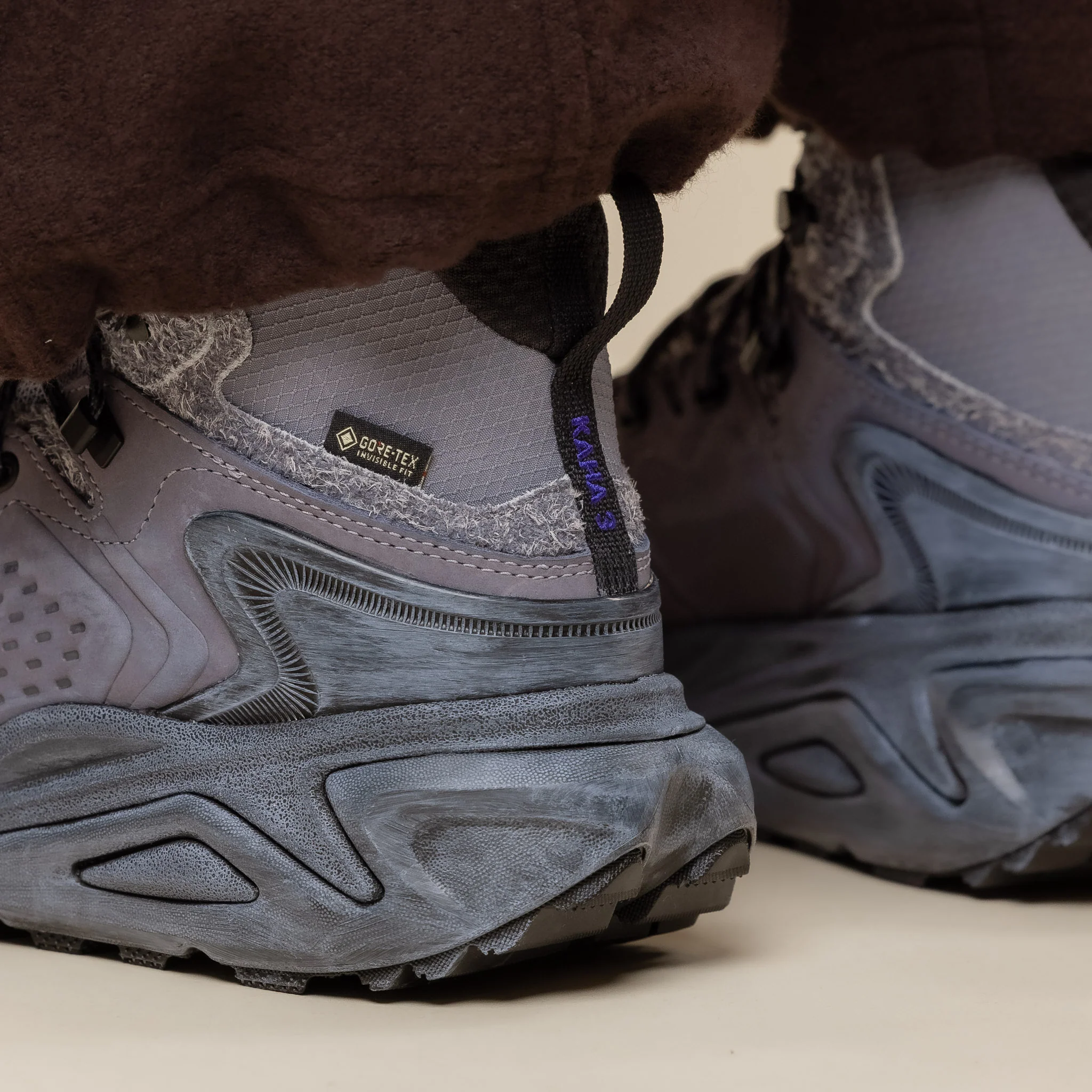 HOKA - Kaha 3 GORE-TEX Hiking Boots - Grey Skies / Lilac Hydrangea - Image 4
