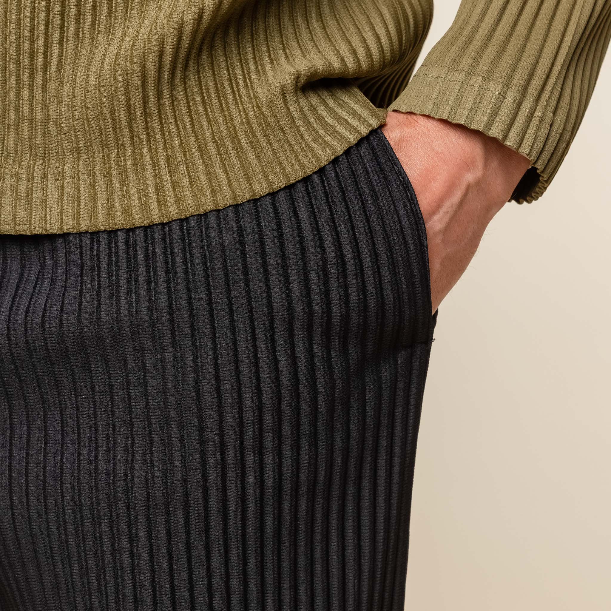 Homme Plissé Issey Miyake - Tailored Pleats Shorts - Black - Image 4
