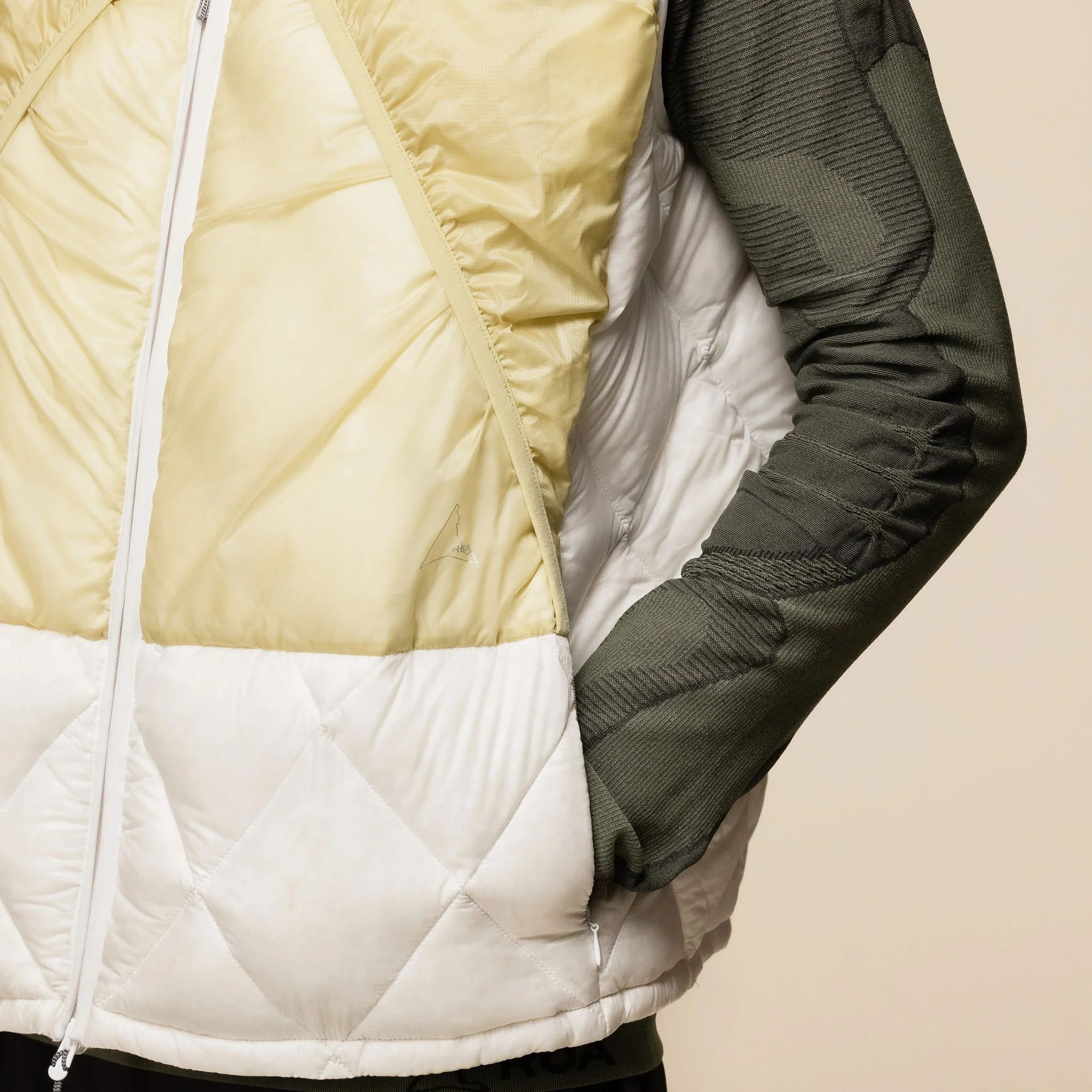 Roa Hiking - Light Down Vest Jacket - Blanc de Blanc - Image 3