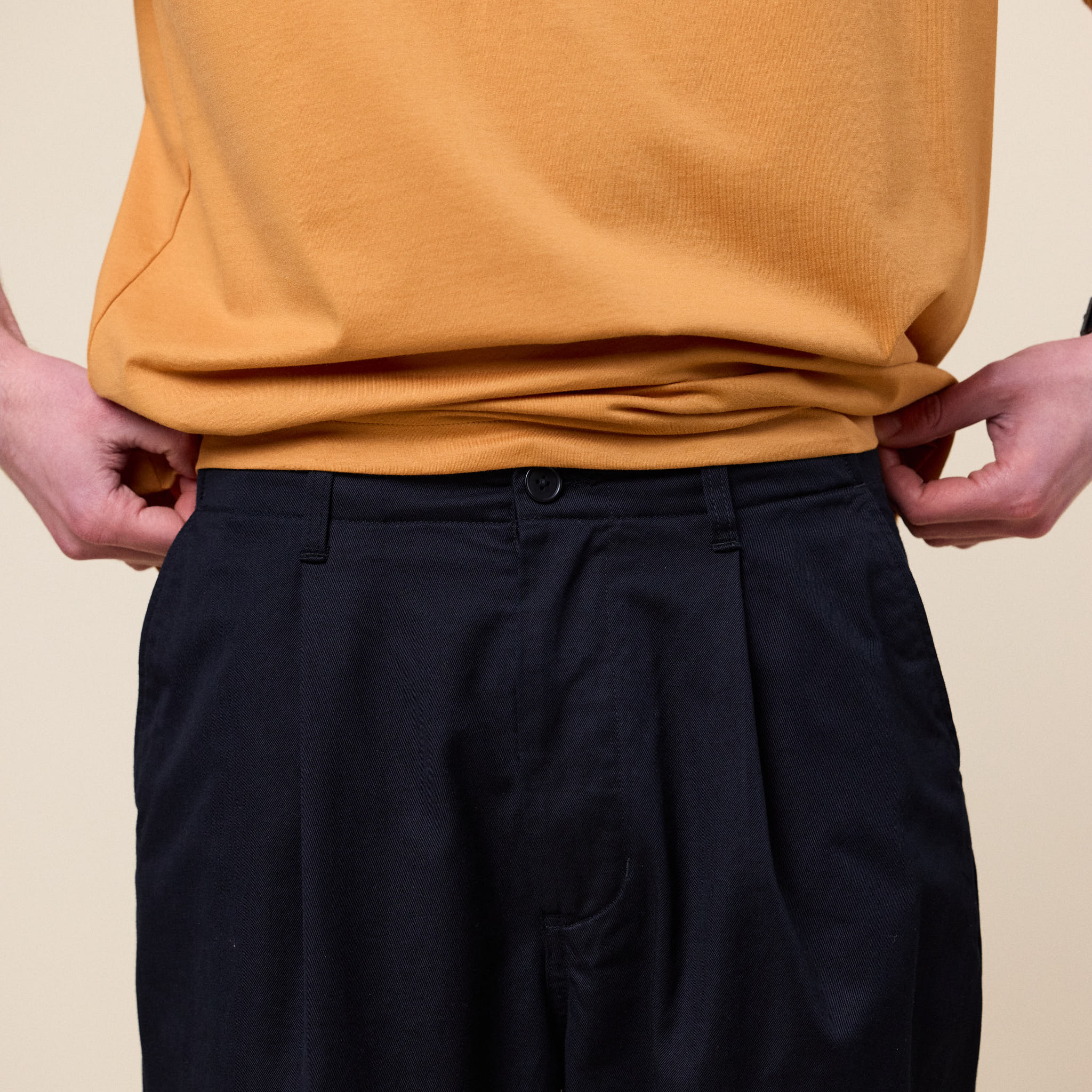 Still by Hand - Tapered Pleated Selvedge Chino - Black Navy - Image 3